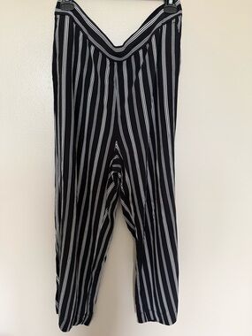 Striped Black and White Wide Leg Pull-On Capri Pants